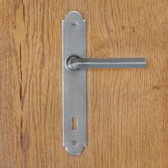 klamka do drzwi z szyldem na kluczyk stalowa