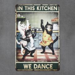 tabliczka metalowa dekoracyjna z napisiem in this kitchen we dance