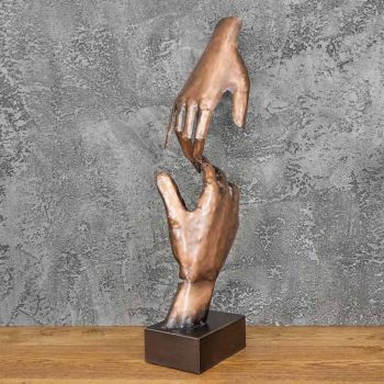 rzeźba z metalu dłonie nowoczesna