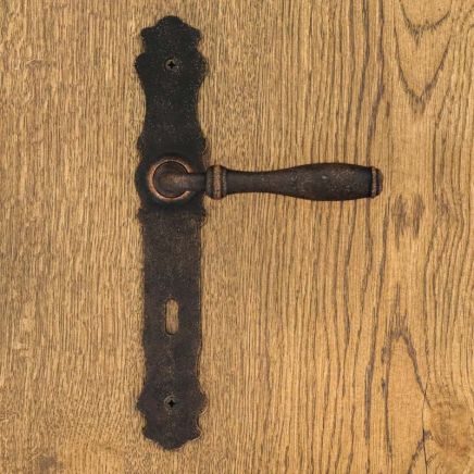 klamka do drzwi z szyldem na klucz efekt postarzania
