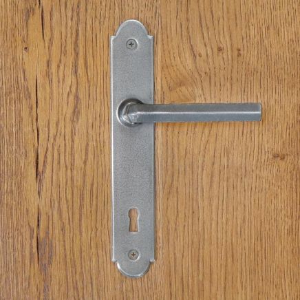 klamka do drzwi z szyldem na kluczyk stalowa
