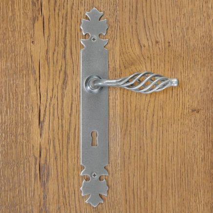 klamka do drzwi z szyldem na kluczyk stalowa ozdobna