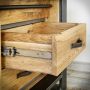 drewniana szuflada z metalowym uchwytem