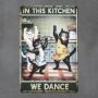 tabliczka metalowa dekoracyjna z napisiem in this kitchen we dance