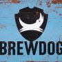 tabliczka metalowa z napisem brewdog