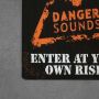 tabliczka metalowa z napisem danger sounds