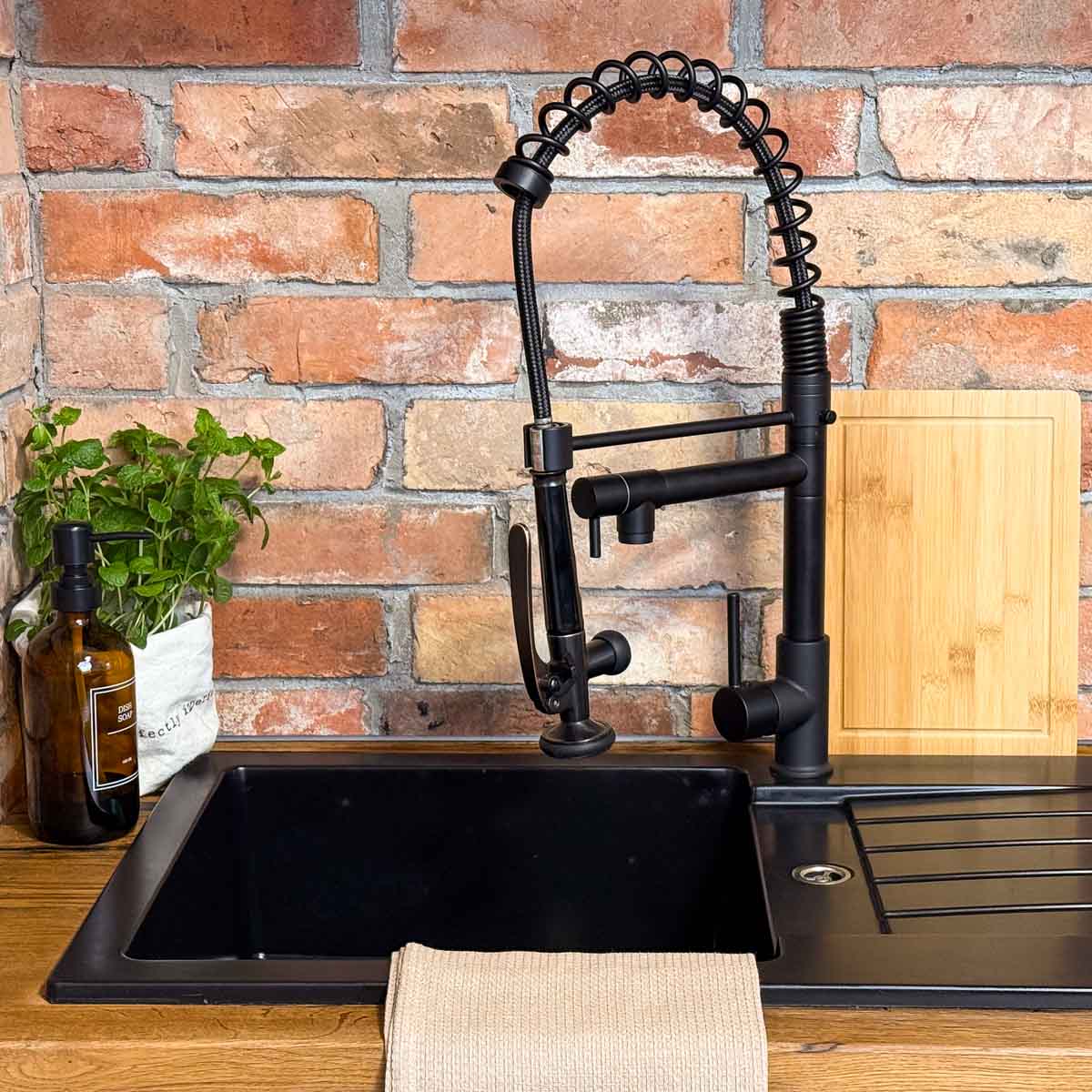 bateria kuchenna z kranikiem na wodę filtrowaną czarna retro