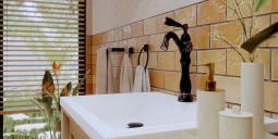 Jak odmienić łazienkę z pomocą baterii i kilku dodatków?